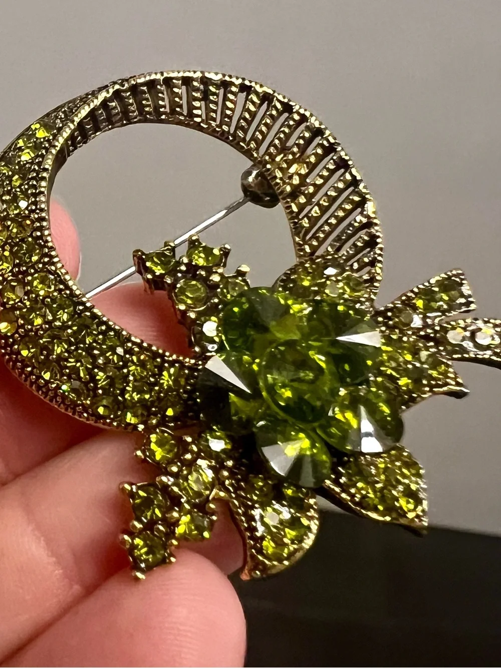 VTG Mid Century Peridot Green Rhinestone Circle Wreath Brooch Pin Goldtone 1.5”